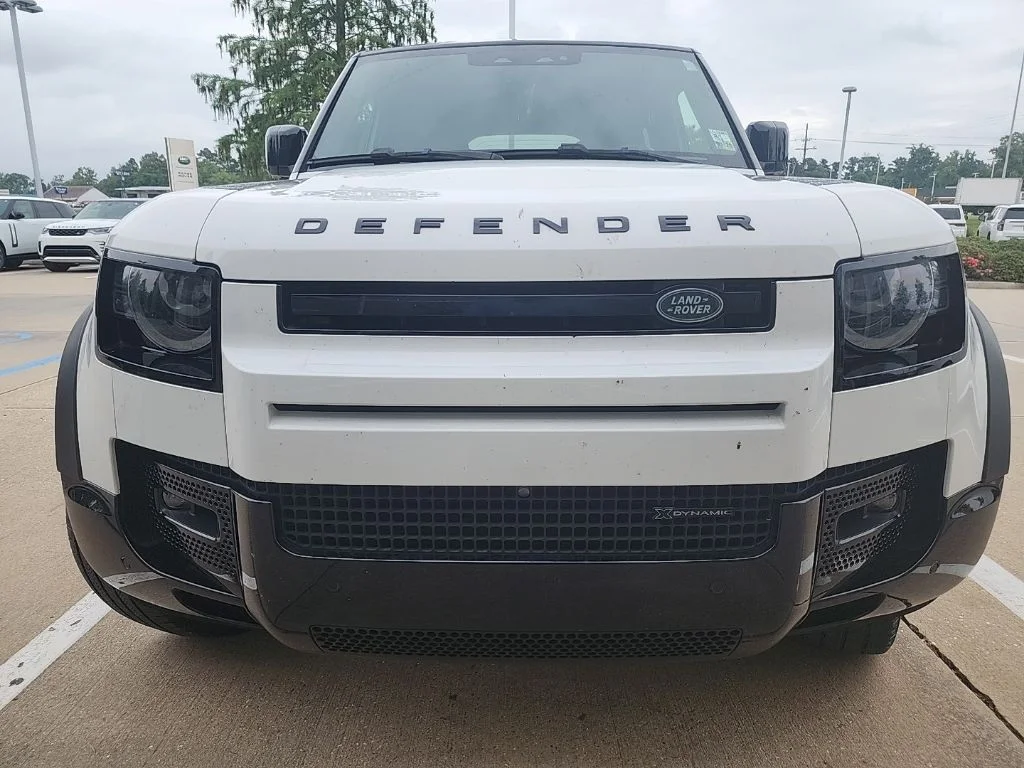 Certified Used 2023 White Land Rover X-Dynamic SE image 3