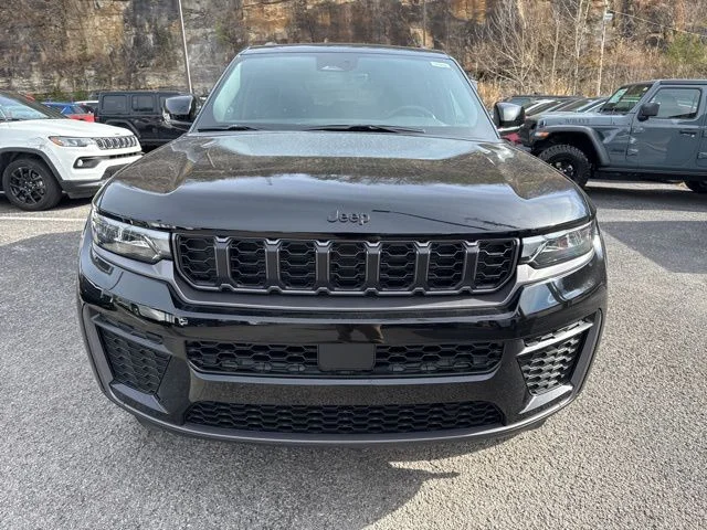 New 2026 Diamond Black Crystal Pearl-Coat Exterior Paint Jeep Altitude image 8