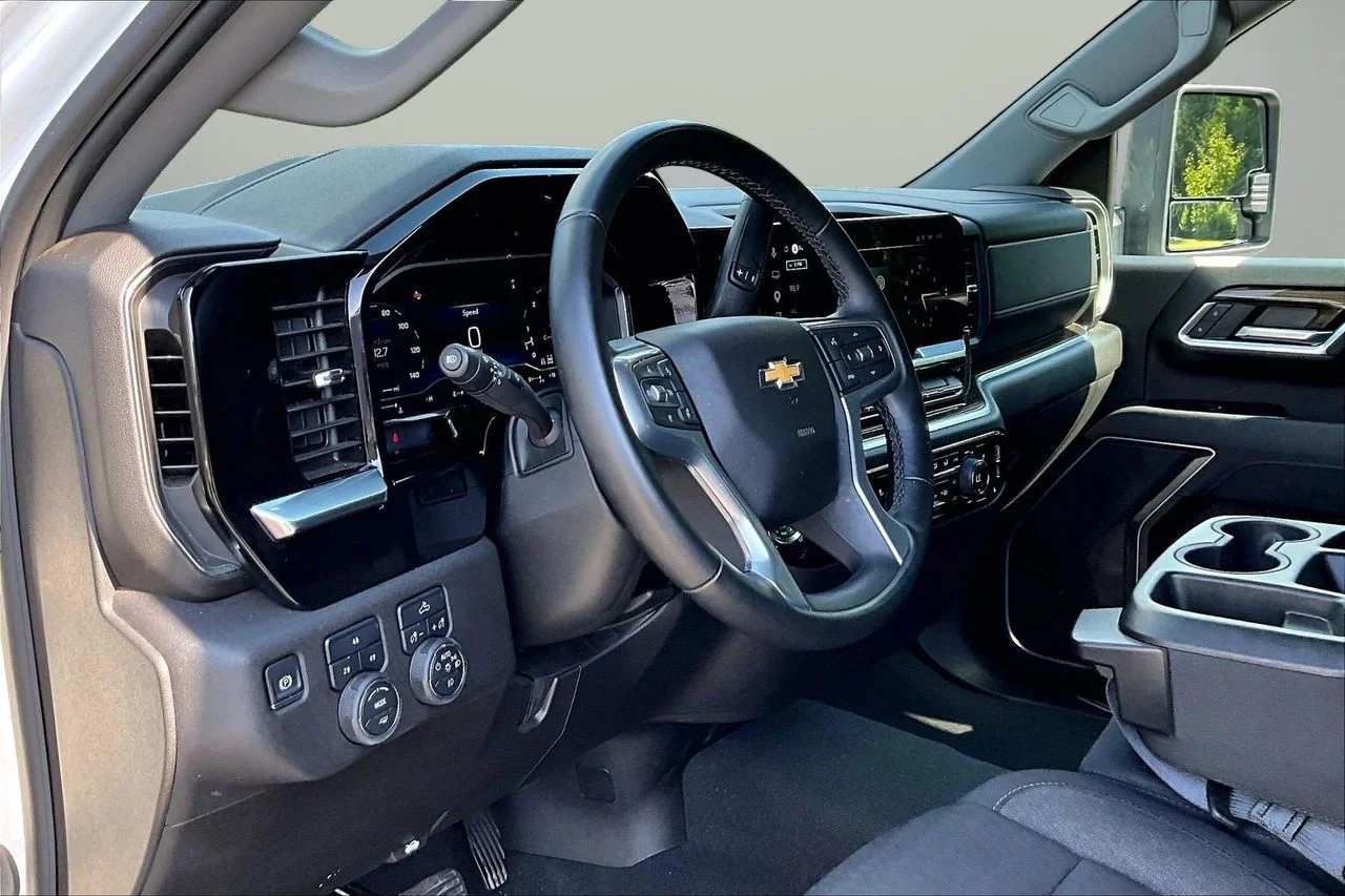 Used 2025 White Chevrolet LT image 18