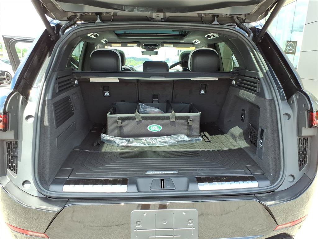 New 2026 Santorini Black Metallic Land Rover Dynamic SE image 13