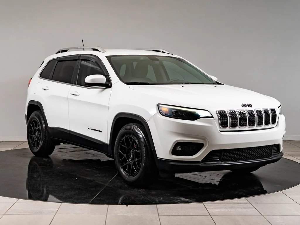 Used 2019 Bright White Clear Coat Jeep Latitude image 12