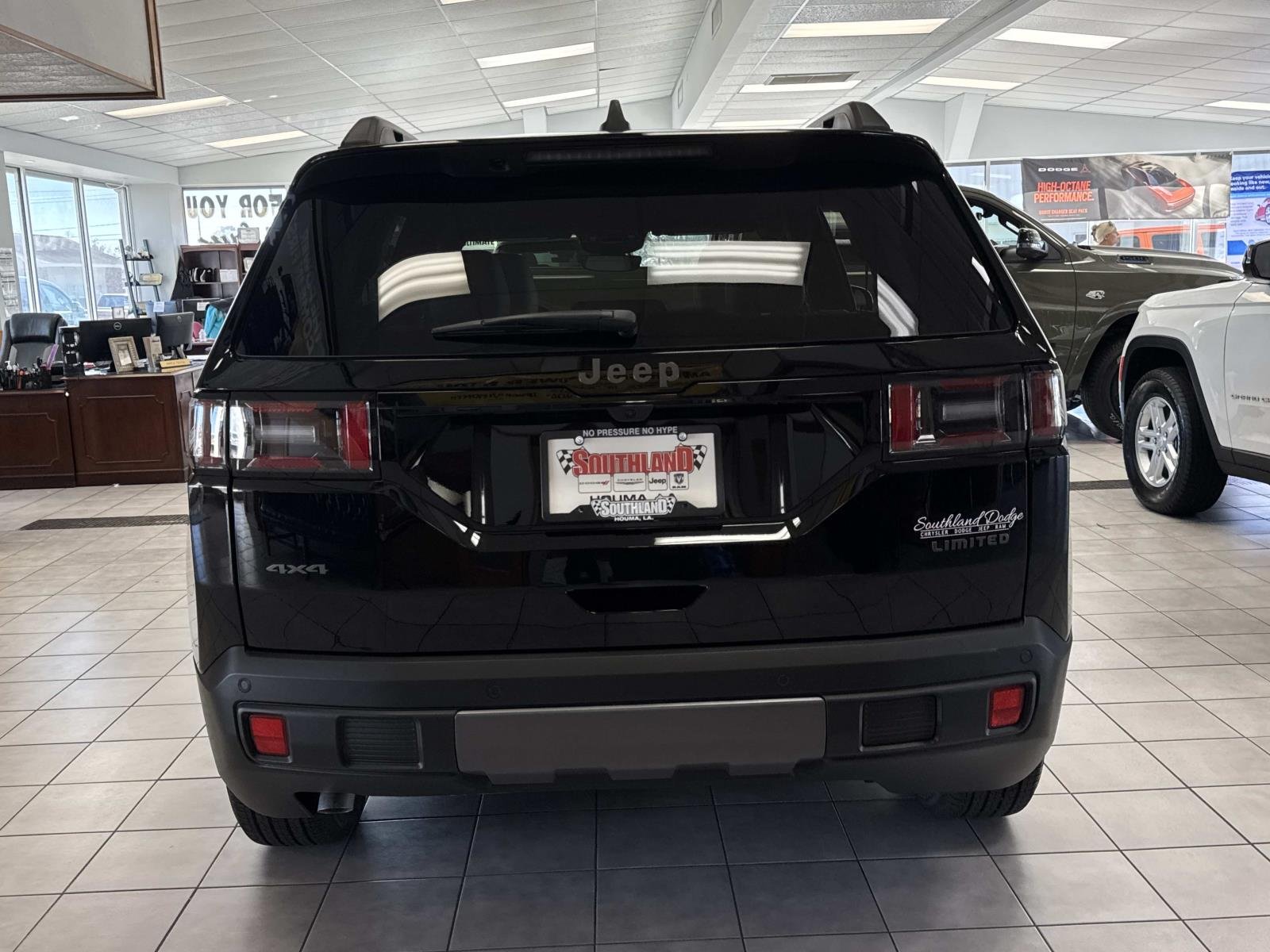 New 2026 Diamond Black Crystal Pearl-Coat Exterior Paint Jeep Limited image 5