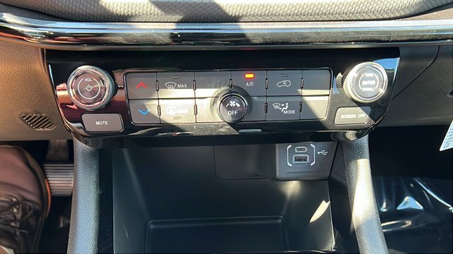 New 2026 Bright White Clearcoat Jeep Latitude Altitude image 23