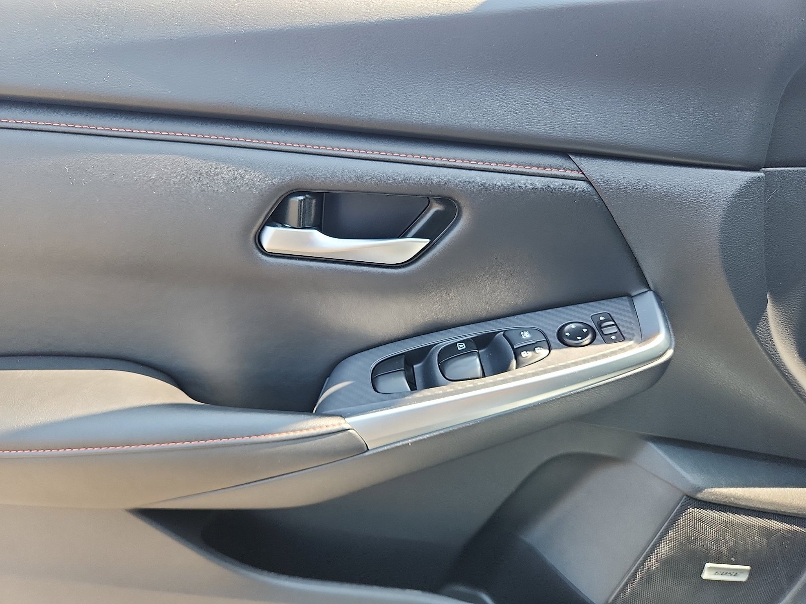 Used 2025 Aspen White Tricoat/Super Black Nissan SR image 12