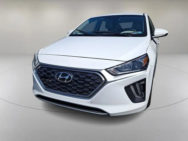 Used 2020 White Hyundai SE image 4