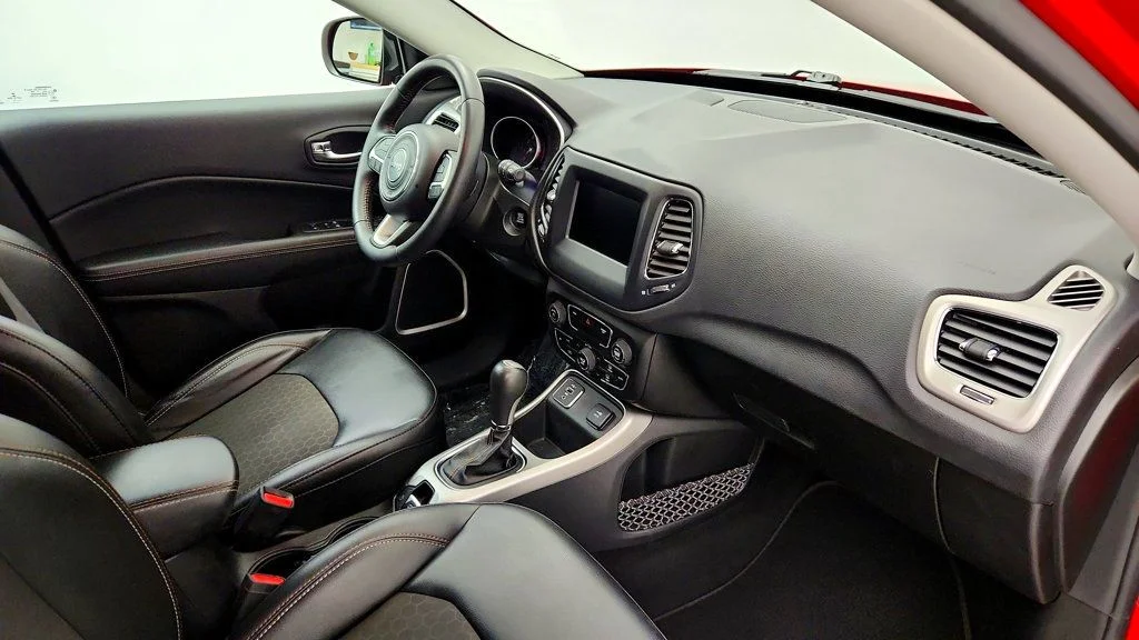 Used 2019 Redline Pearlcoat Jeep Latitude FWD image 24