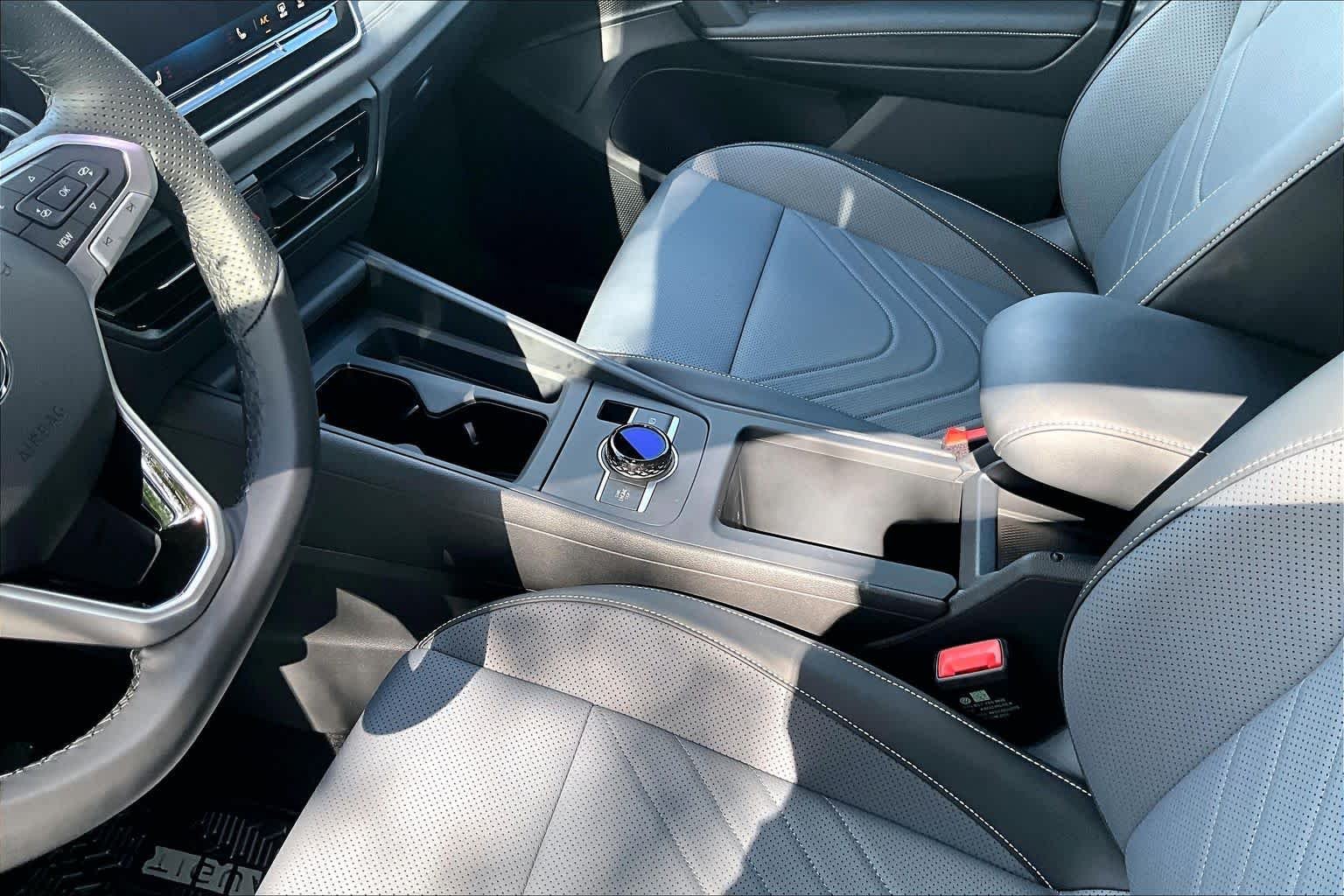 New 2026 Sandstone w/Deep Black Roof Volkswagen SE R-Line FWD image 7