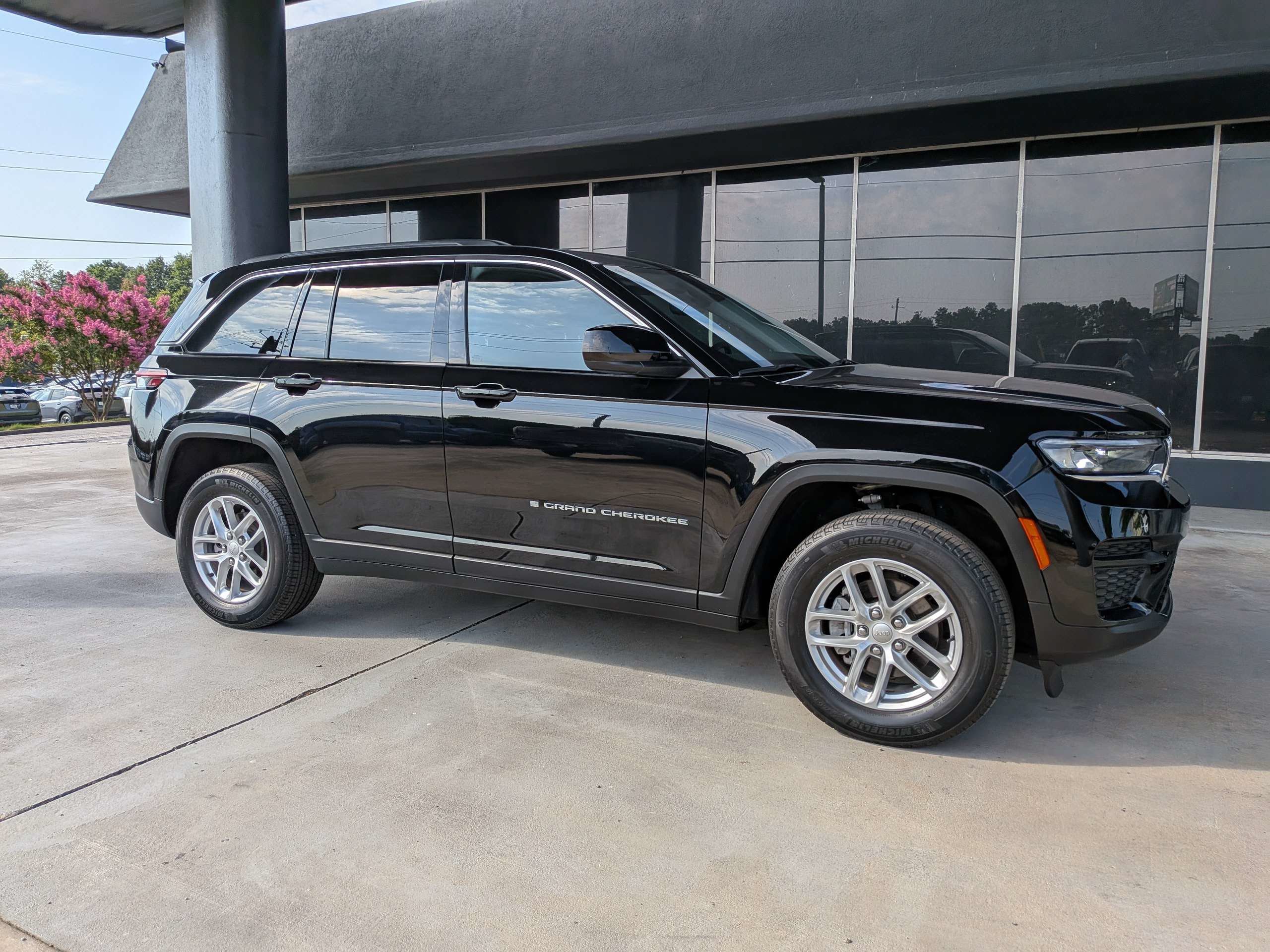 Used 2023 Black Jeep Laredo image 1