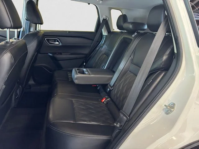 Used 2024 White Nissan Platinum image 14