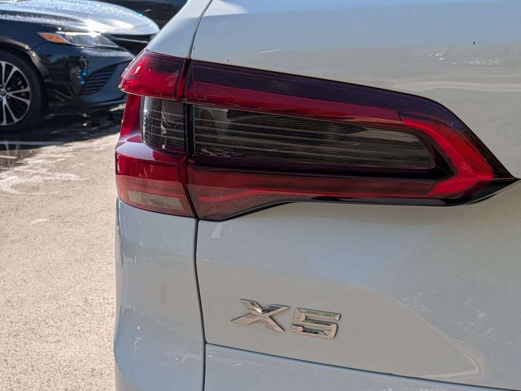 Used 2019 White BMW xDrive40i image 25
