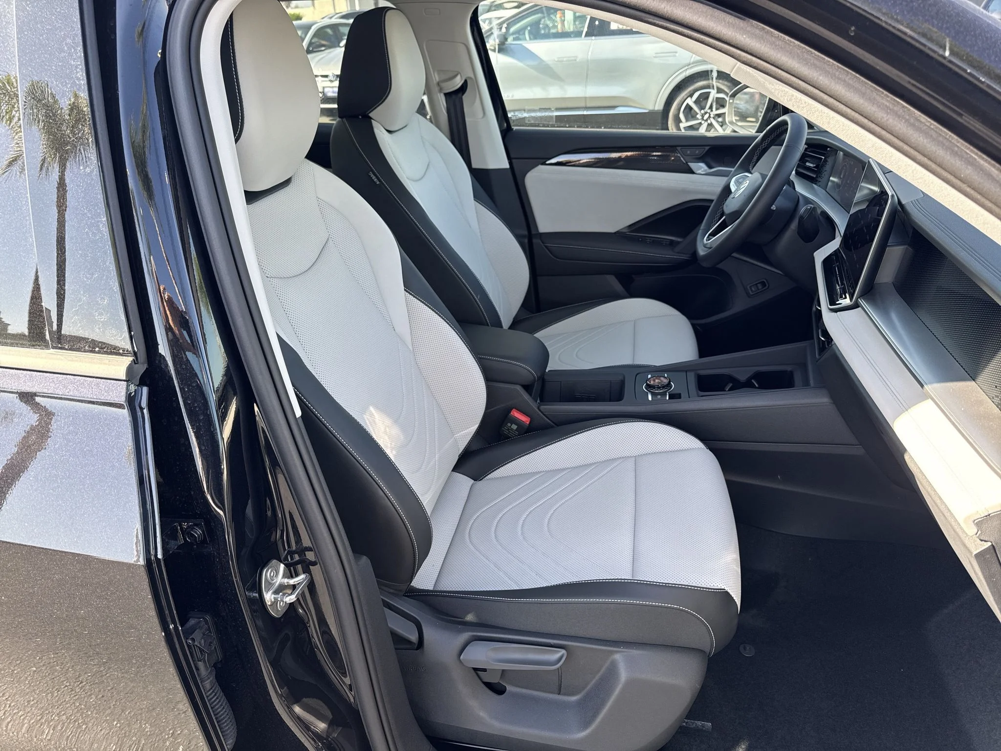 New 2026 Deep Black Pearl Volkswagen SE image 19