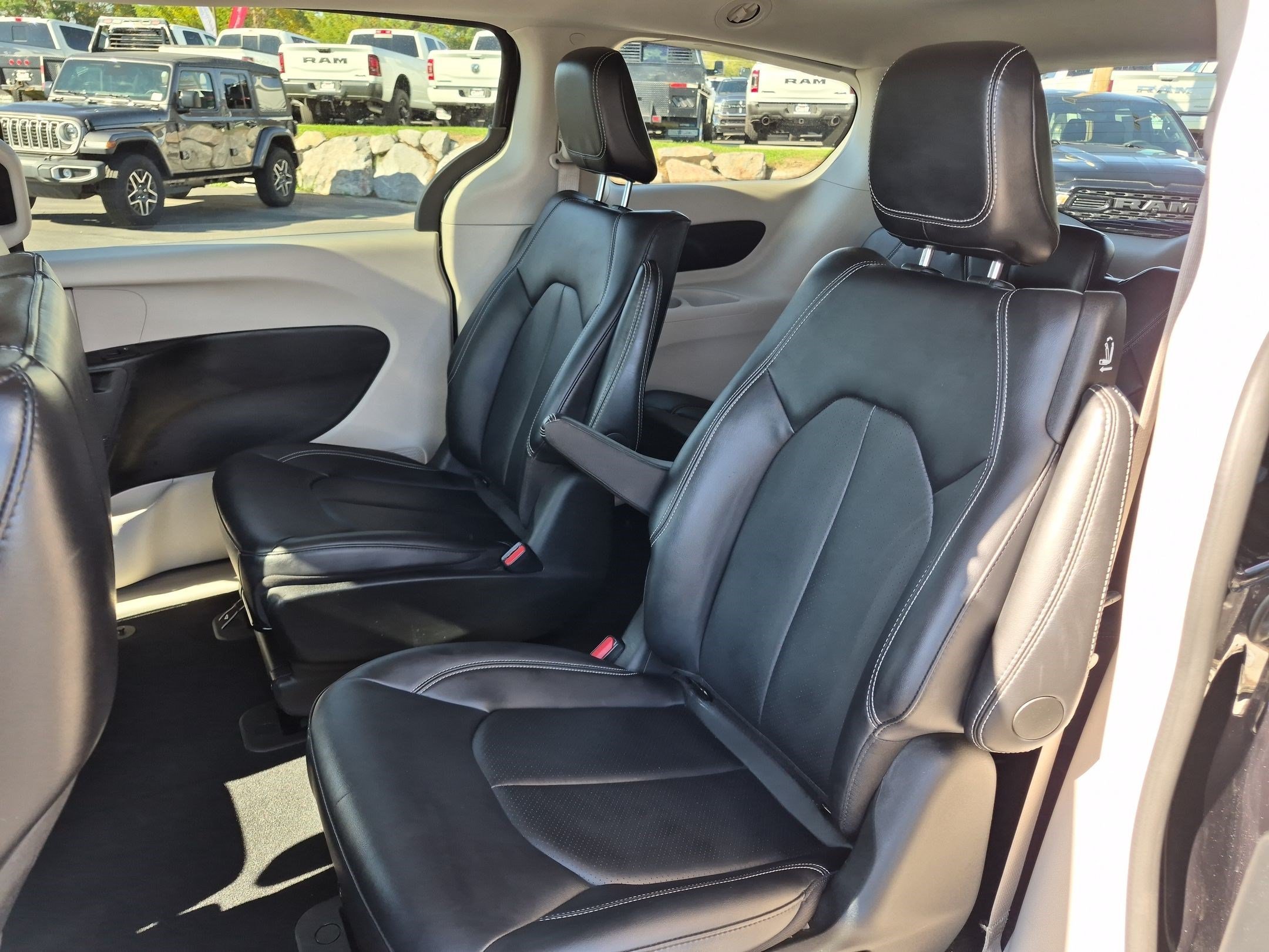 Certified Used 2024 Diamond Black Crystal Pearlcoat Chrysler Hybrid Select image 28