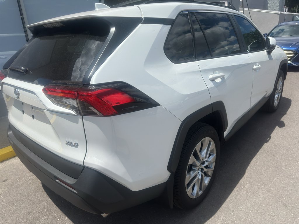 Used 2025 Wind Chill Pearl Toyota XLE Premium image 7