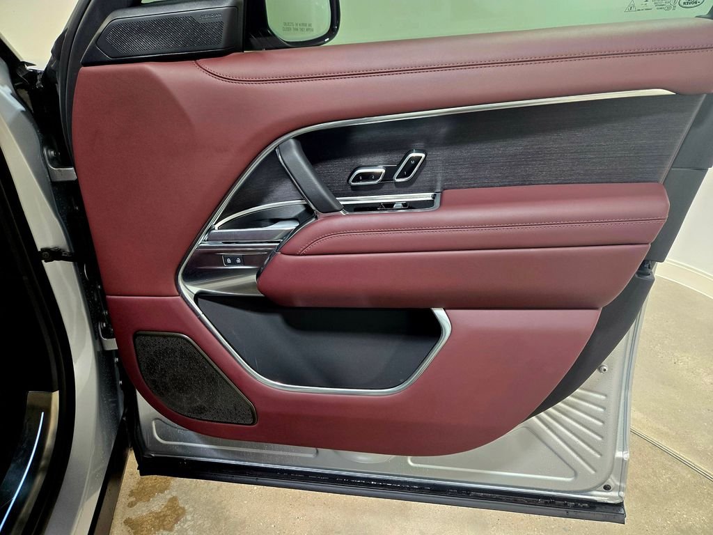 Certified Used 2025  Land Rover Autobiography image 28