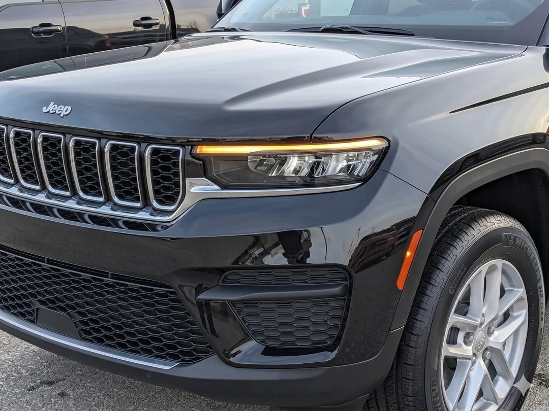 New 2026 Black Jeep Laredo - - 4x4 - Classic Theme - Heated Seats - Heated Steering - Remote Start & More! image 9