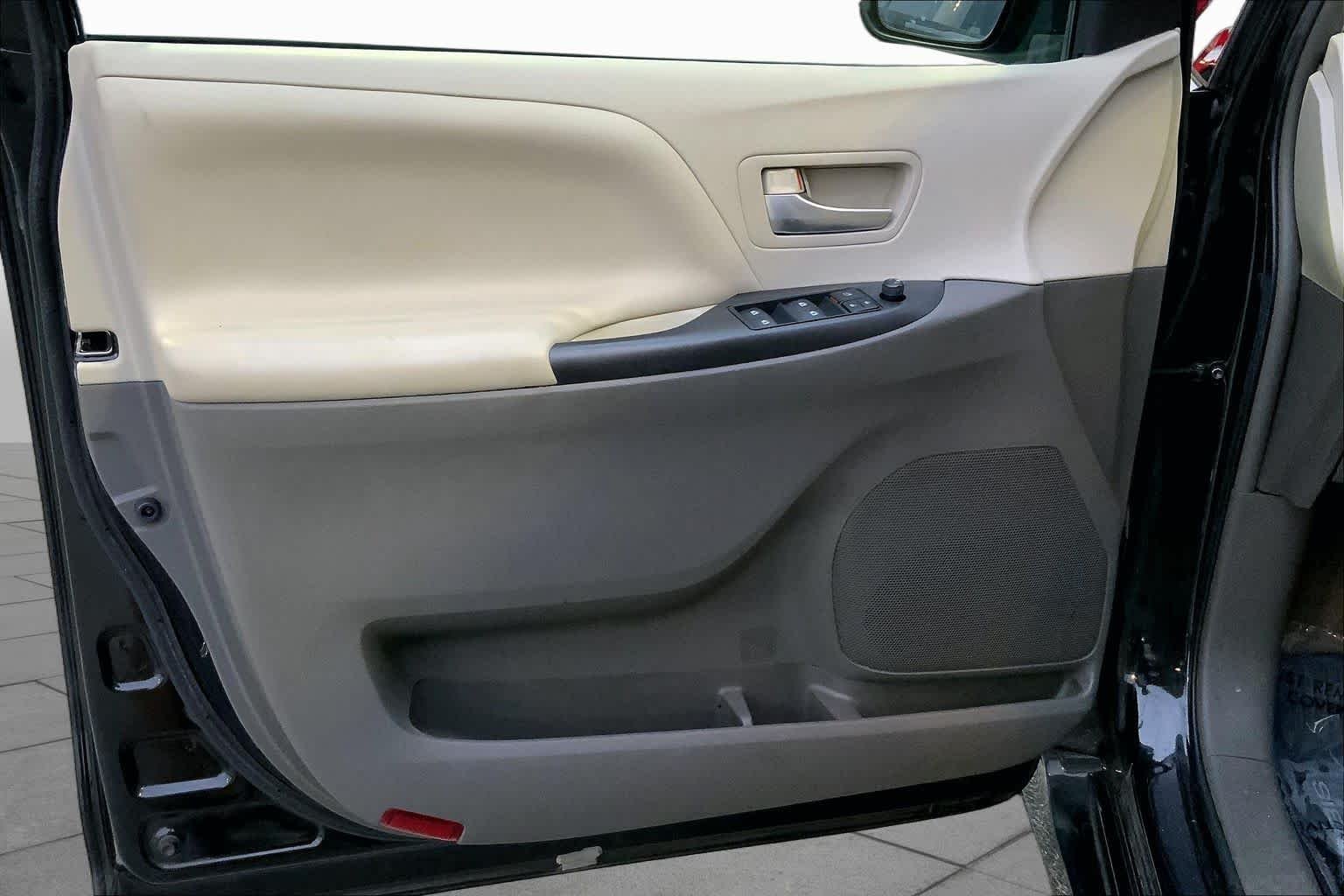 Used 2018 Midnight Black Metallic Toyota LE Auto Access Seat image 19