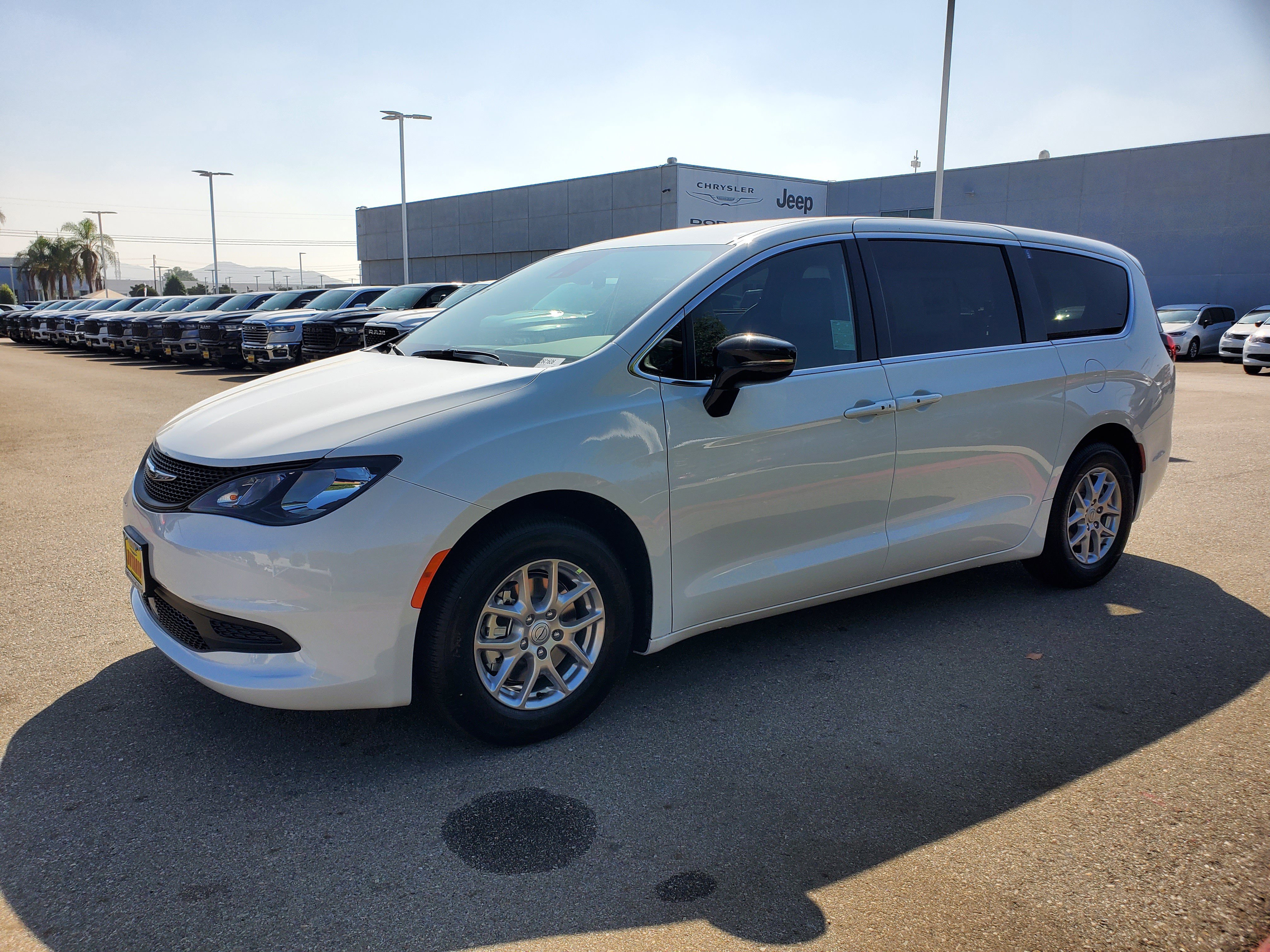 2026 Chrysler Voyager LX - Photo 8