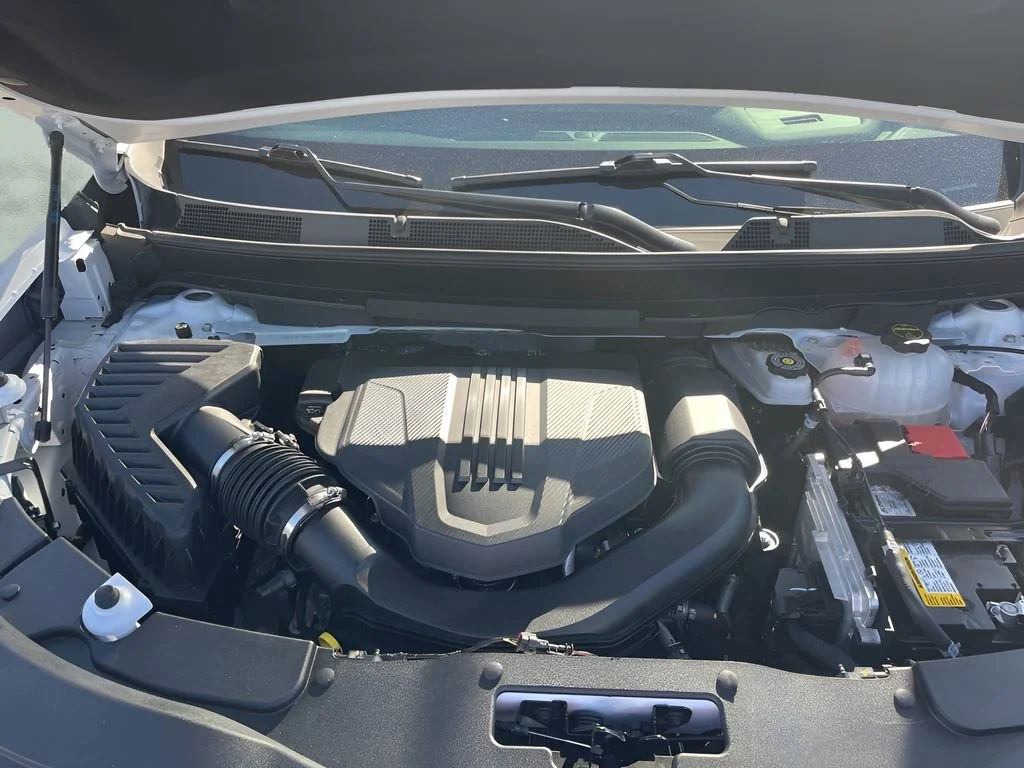 Used 2025 Summit White GMC Elevation image 30