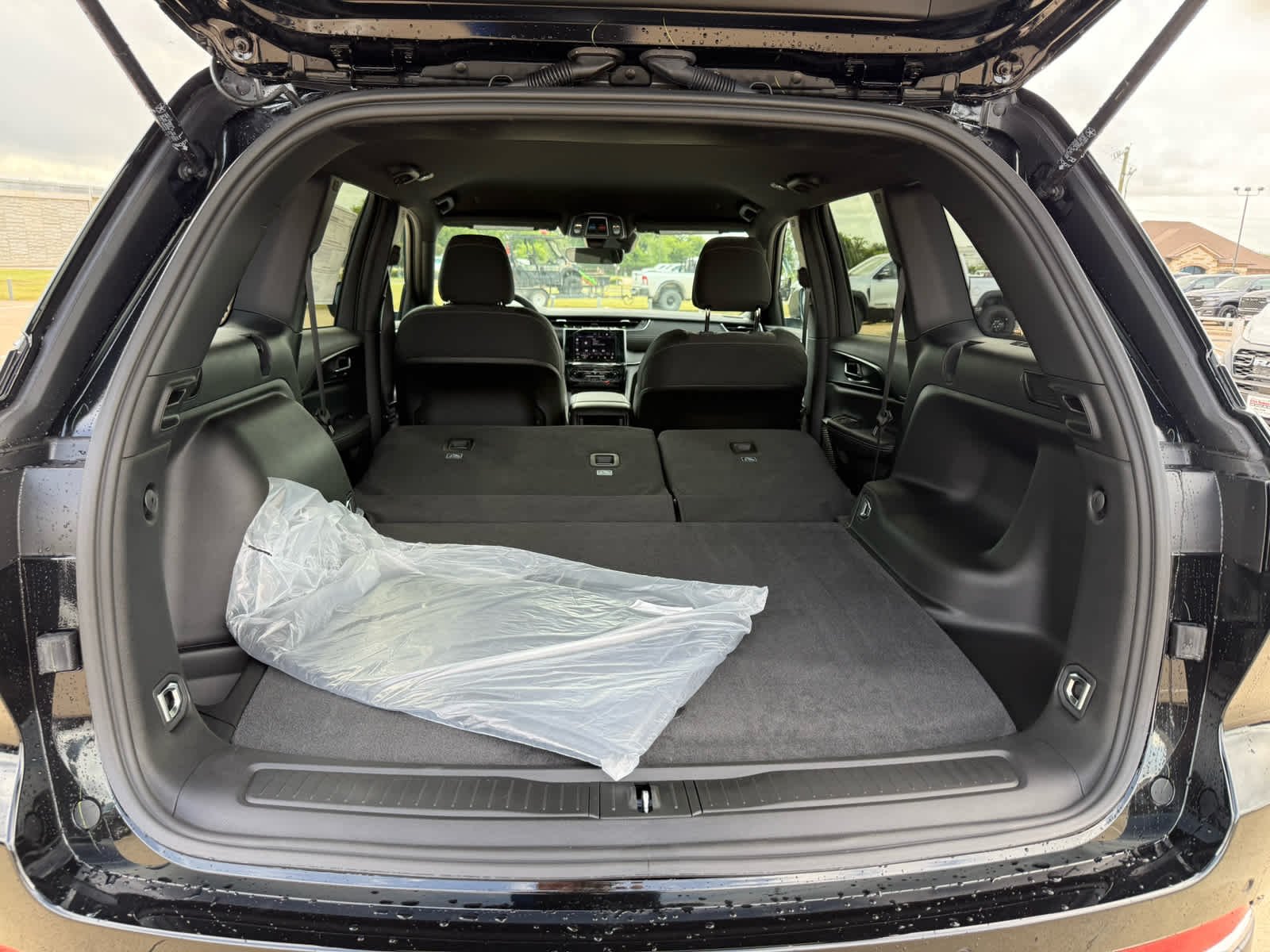 New 2026 Diamond Black Crystal Pearl-Coat Exterior Paint Jeep Laredo image 12