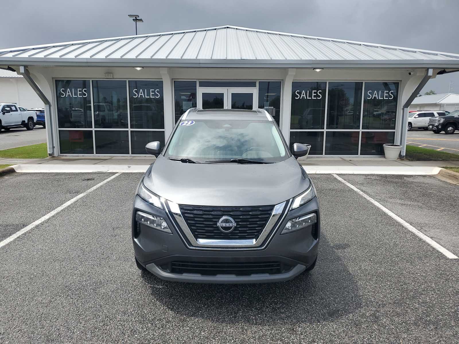 Used 2023 Gray Nissan SV image 9