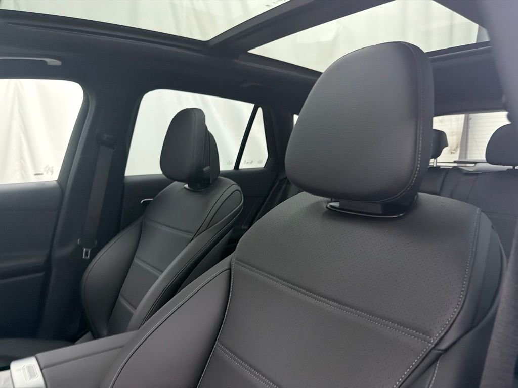 New 2027 Polar White Mercedes-Benz GLC 300 image 13
