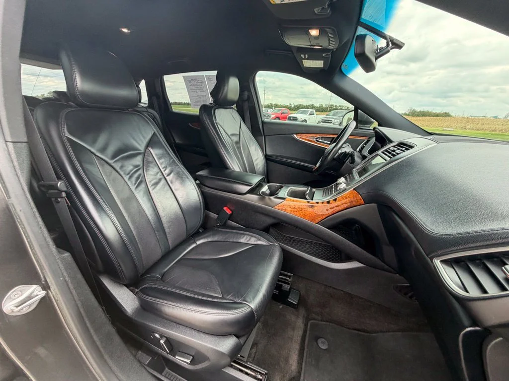 Used 2017 Gray Lincoln Select image 30