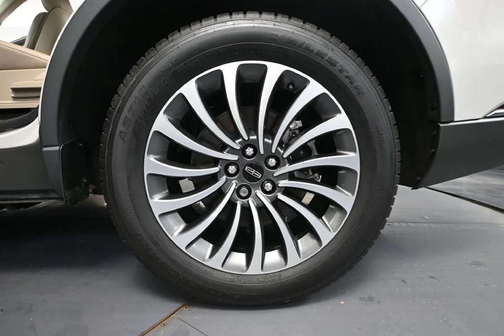 Used 2023 White Lincoln Reserve image 10