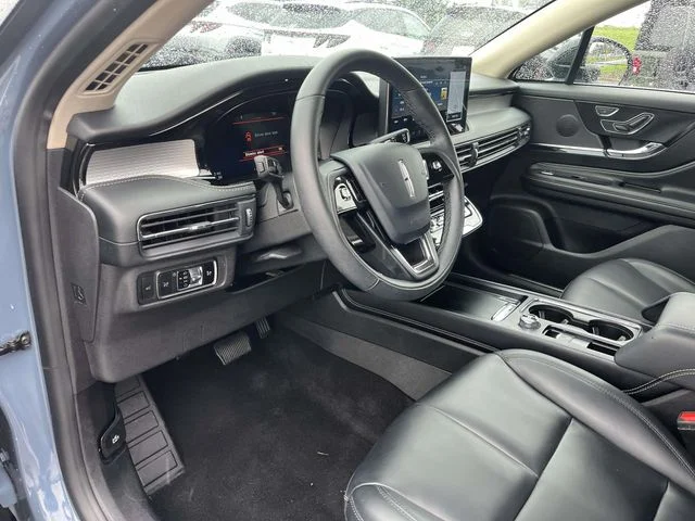 Used 2025 Whisper White Lincoln Premiere image 15