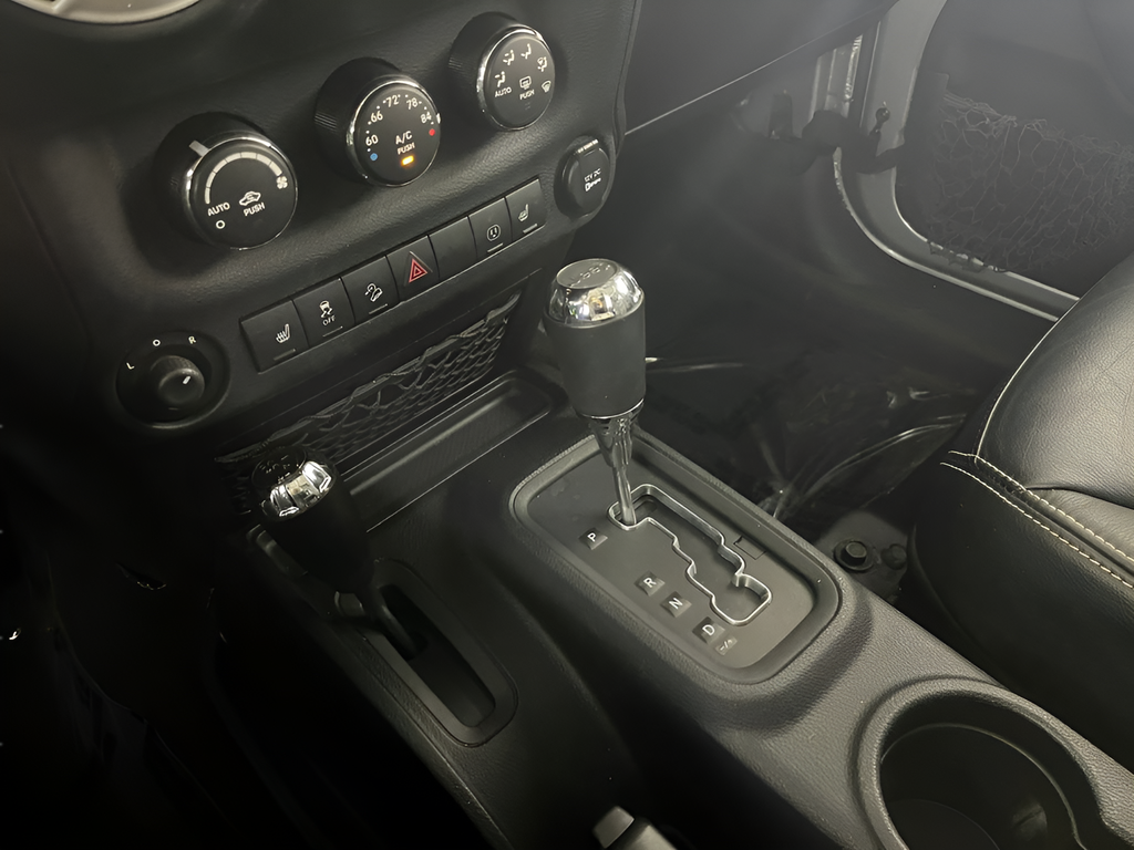2014 Jeep Wrangler Unlimited Sahara - Photo 23