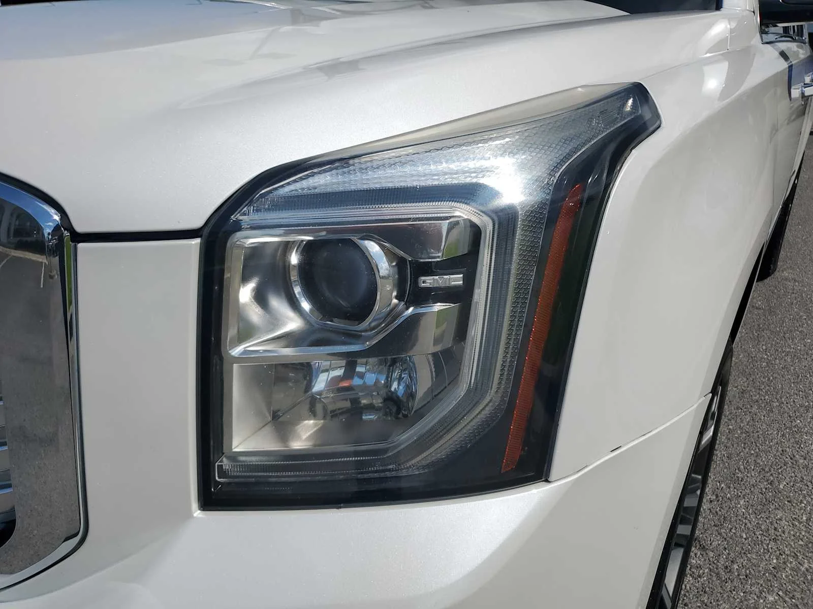 Used 2017 WHITE FROST TRICOAT GMC Denali image 11