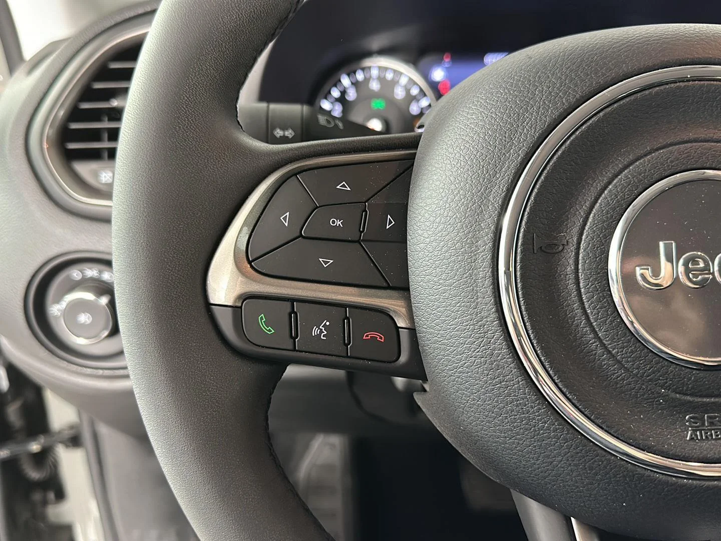 Used 2022 Sting-Gray Clearcoat Jeep Latitude image 18