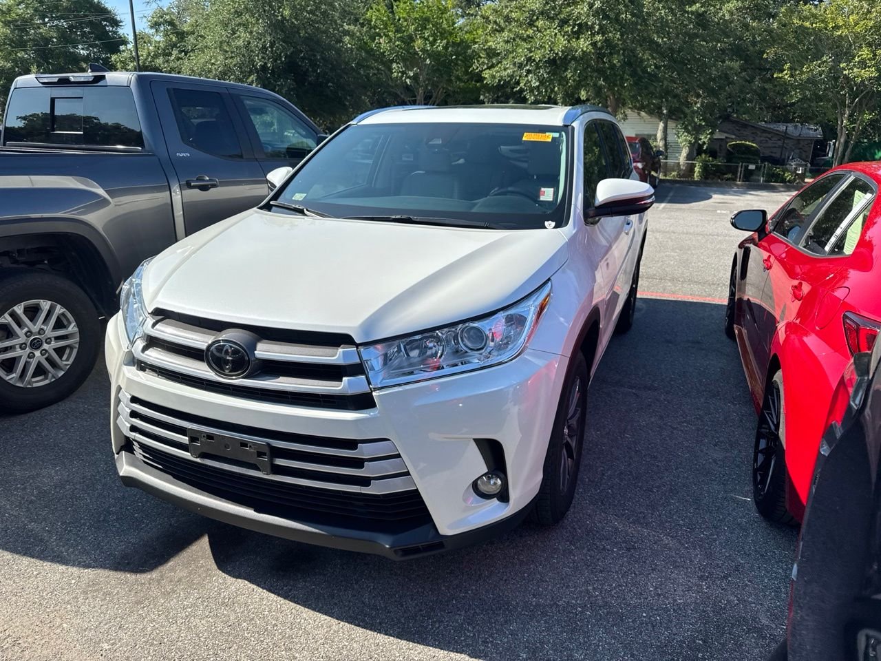 Used 2018 White Toyota XLE image 1