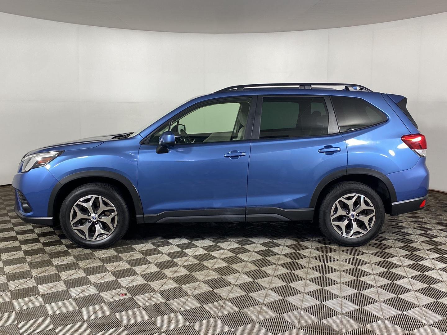 Used 2022 Horizon Blue Pearl Subaru Premium image 9