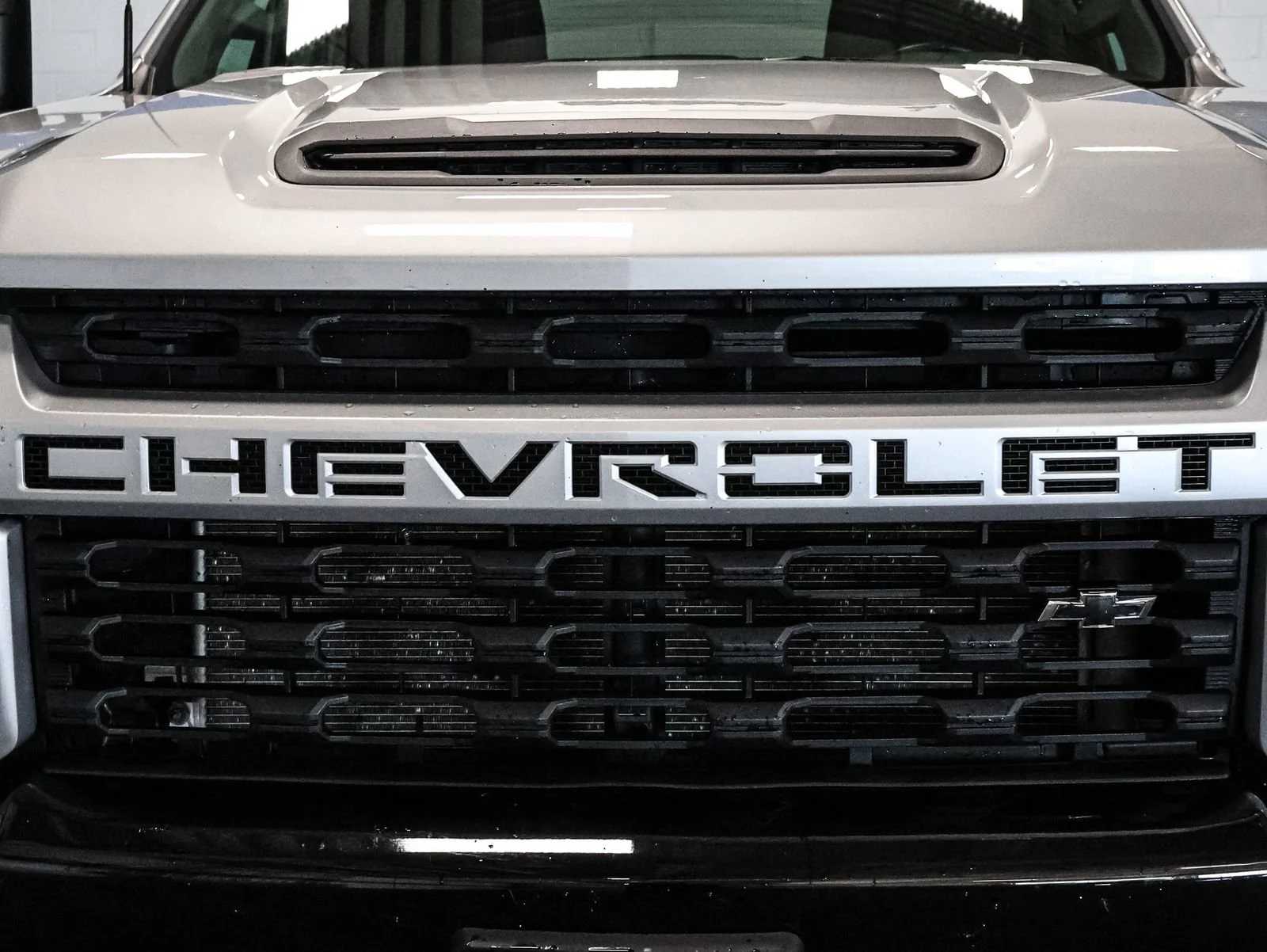 Used 2022 Silver Ice Metallic Chevrolet Custom image 14