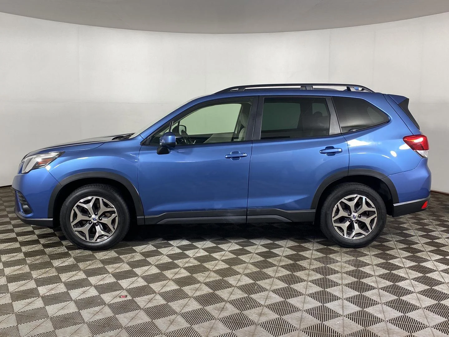 Used 2022 Horizon Blue Pearl Subaru Premium image 9