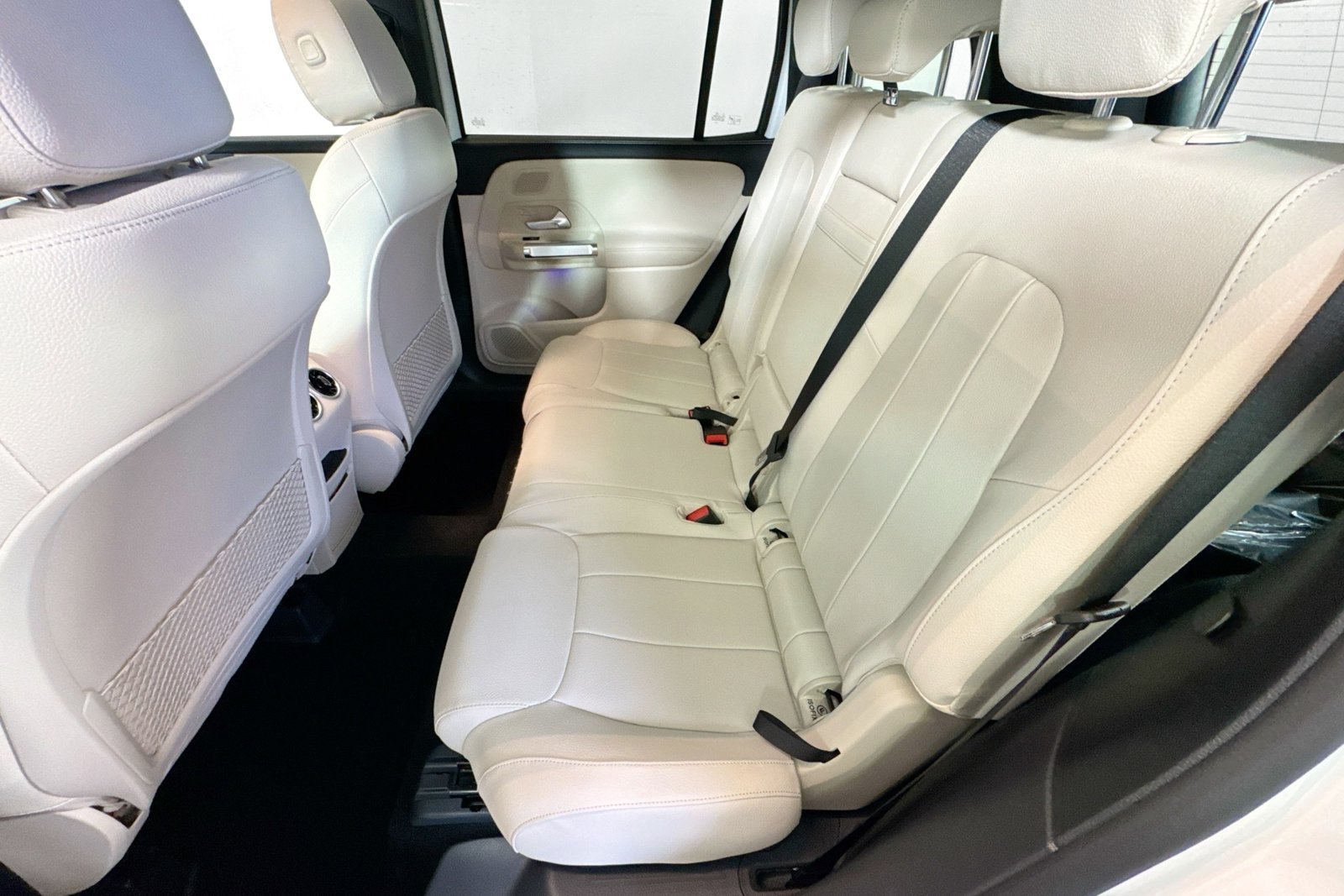 New 2026 Polar White Mercedes-Benz GLB 250 image 22