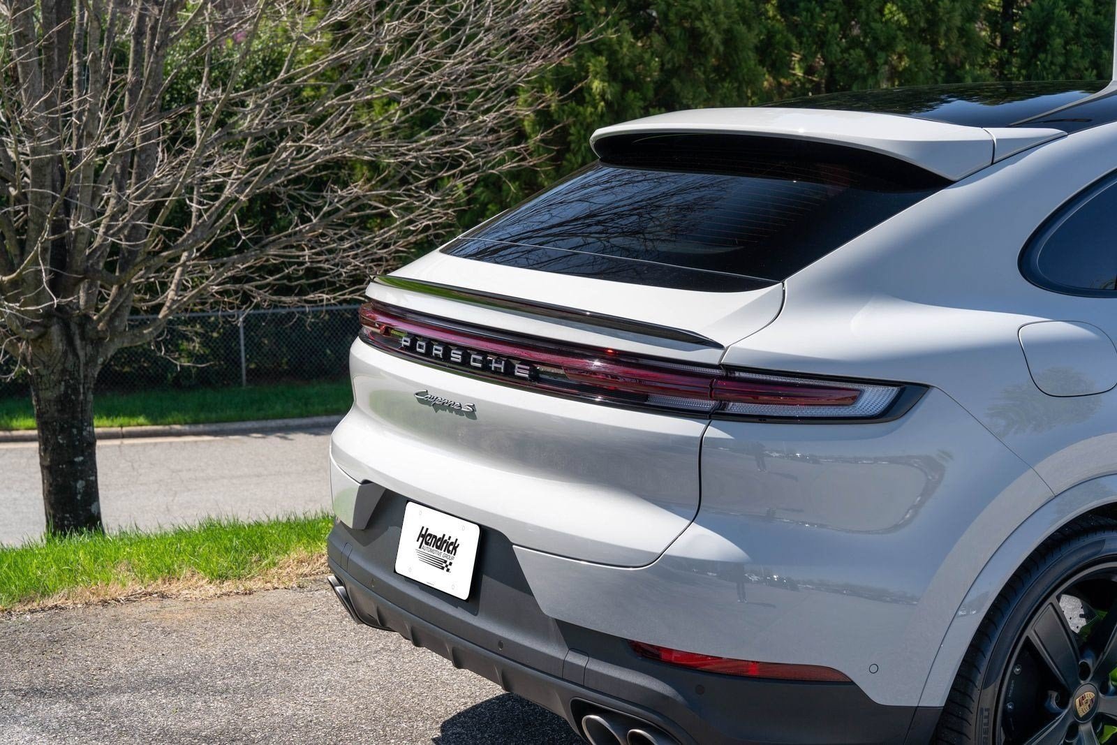 Used 2025 White Porsche S E-Hybrid Coupe image 13