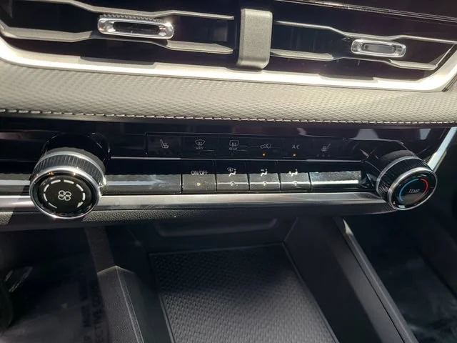 New 2027 Mosaic Black Metallic Chevrolet LT image 30