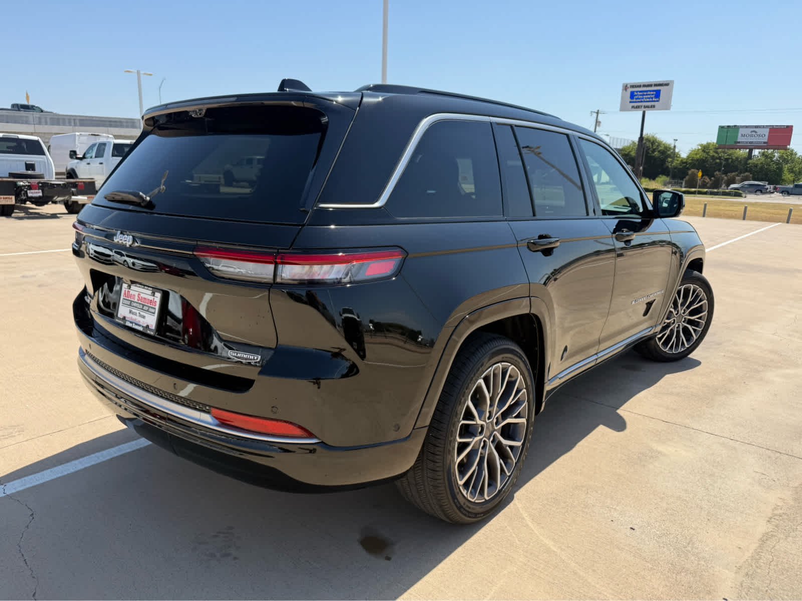 New 2026 Diamond Black Crystal Pearl-Coat Exterior Paint Jeep Summit image 6