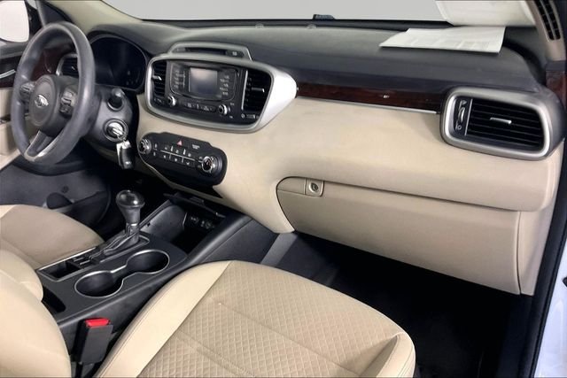 Used 2017 White Kia LX image 24