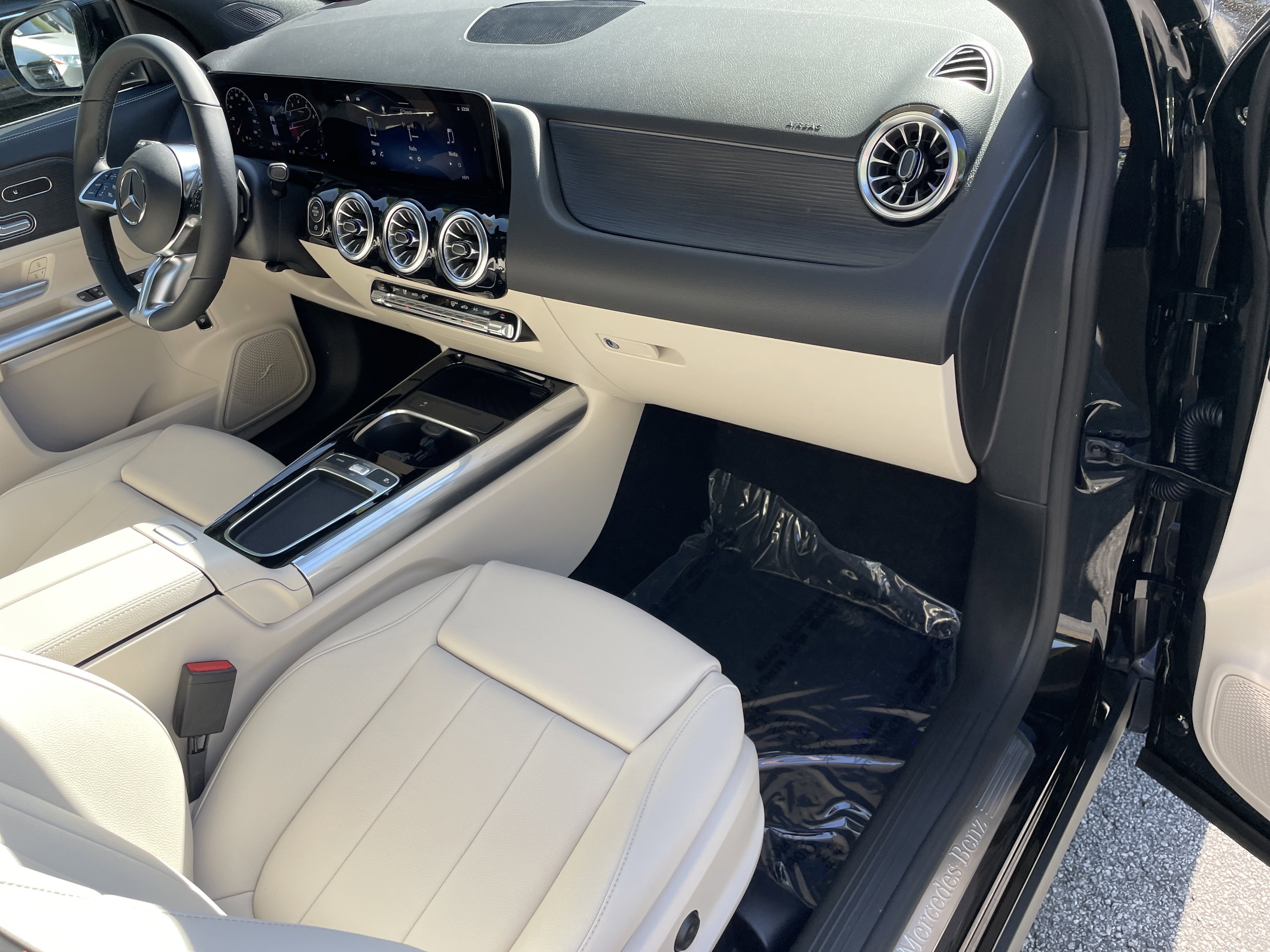 New 2026 Cosmos Black Metallic Mercedes-Benz GLA 250 SUV image 42