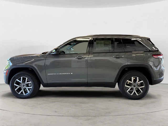 New 2027 Gray Jeep Laredo image 2