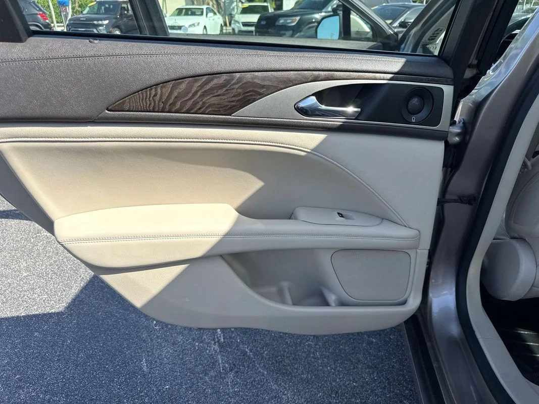 Used 2019  Lincoln Reserve I image 13