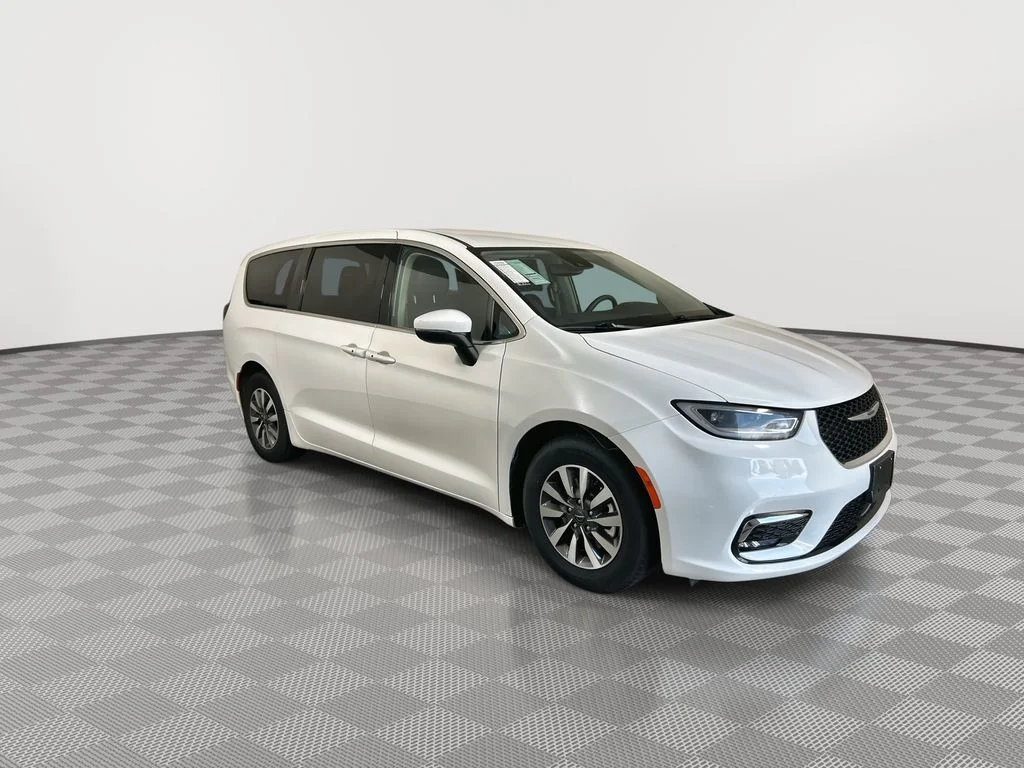 Used 2023 White Chrysler Touring L image 2