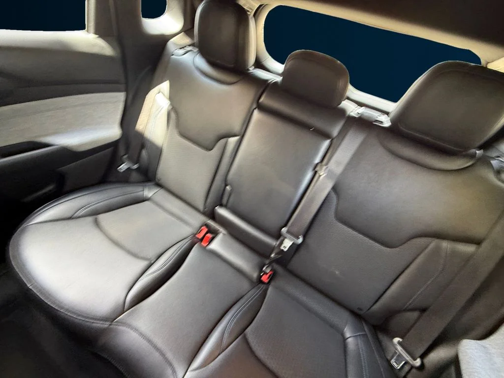 Used 2024 White Jeep Latitude image 16