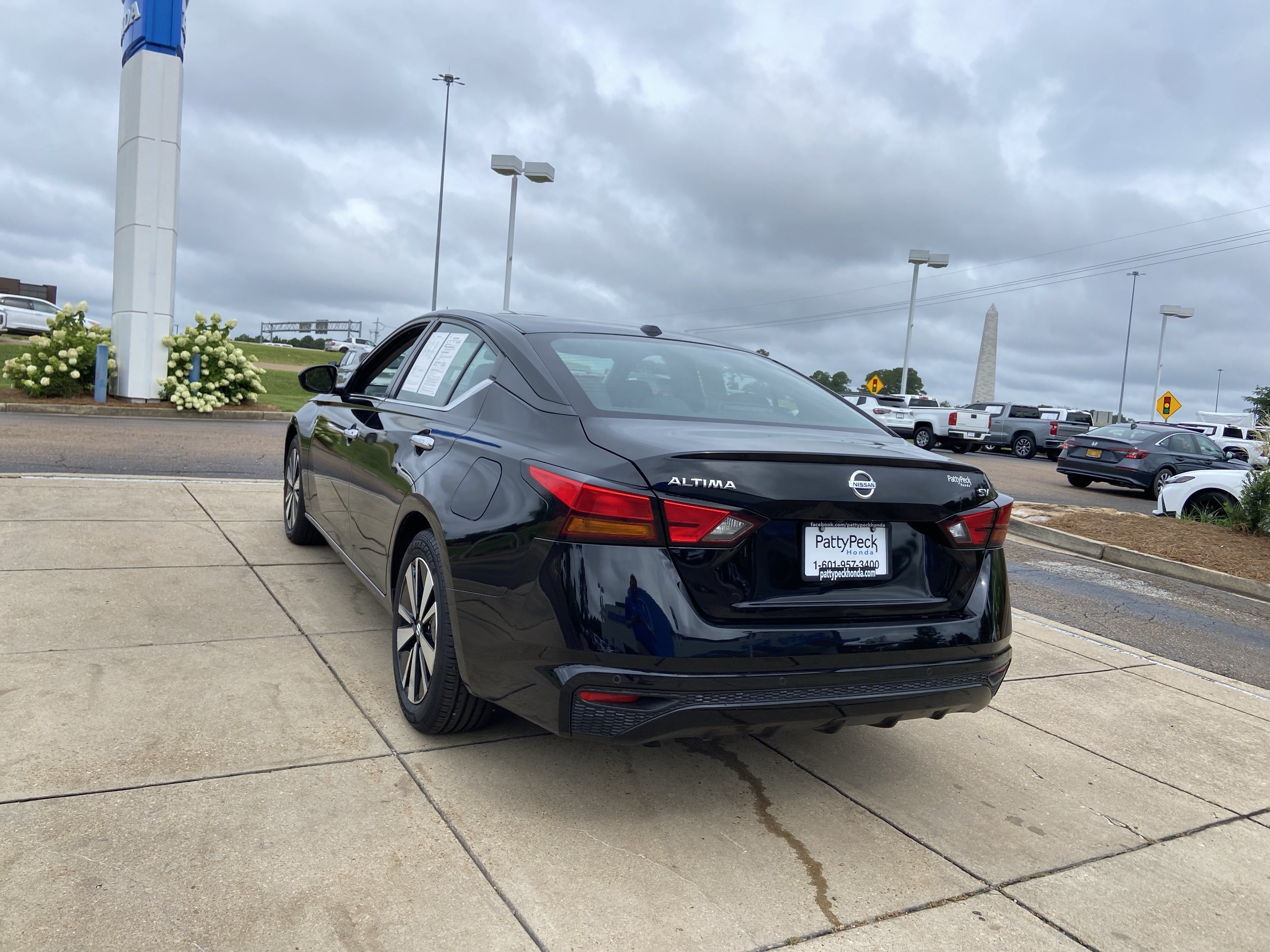 Used 2022 Super Black Nissan 2.5 SV image 9