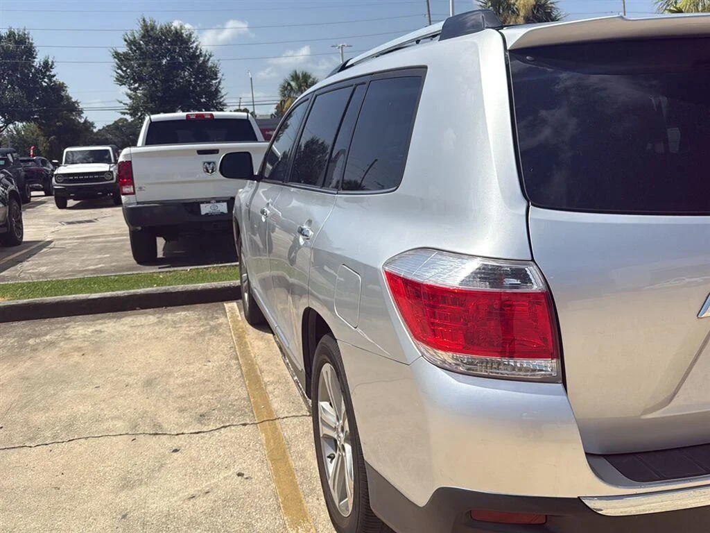 Used 2013 Classic Silver Metallic Toyota Limited image 4