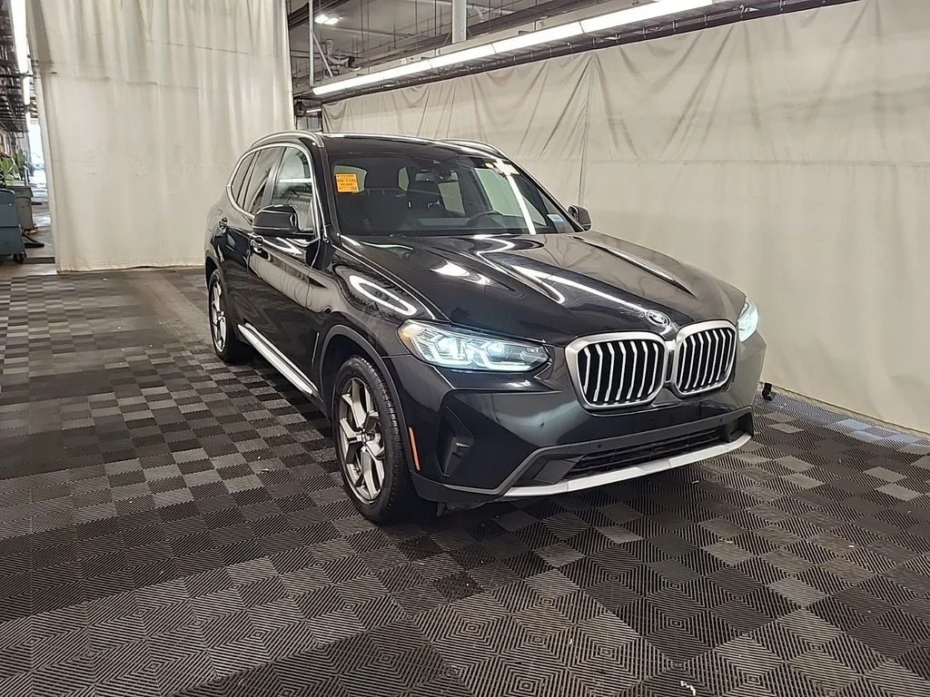 Used 2024 Black BMW xDrive30i image 3