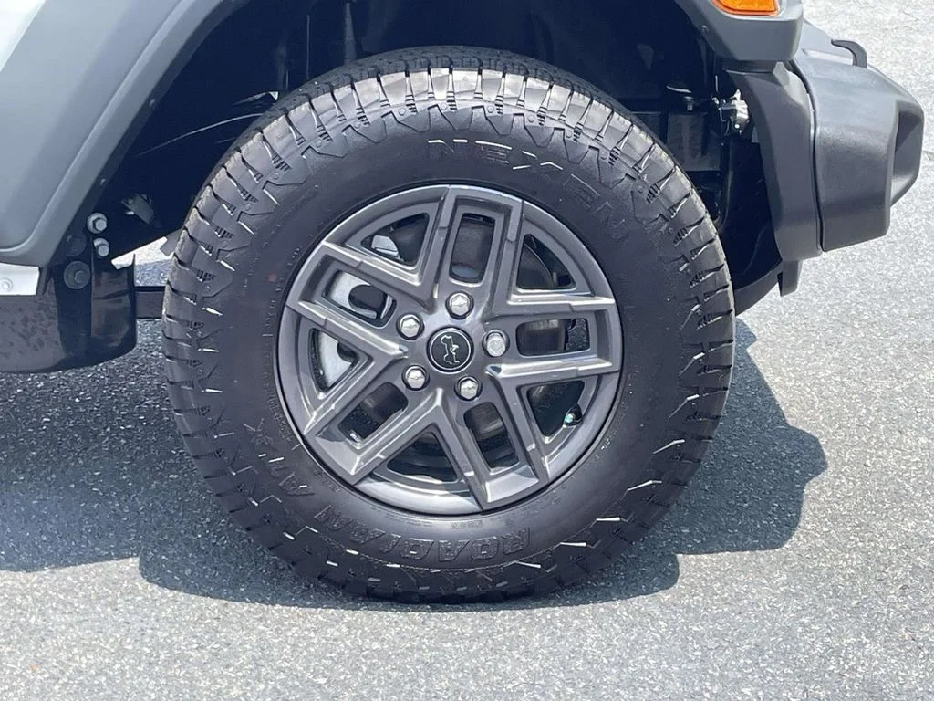 New 2026 Bright White Clear-Coat Exterior Paint Jeep Sport S image 10