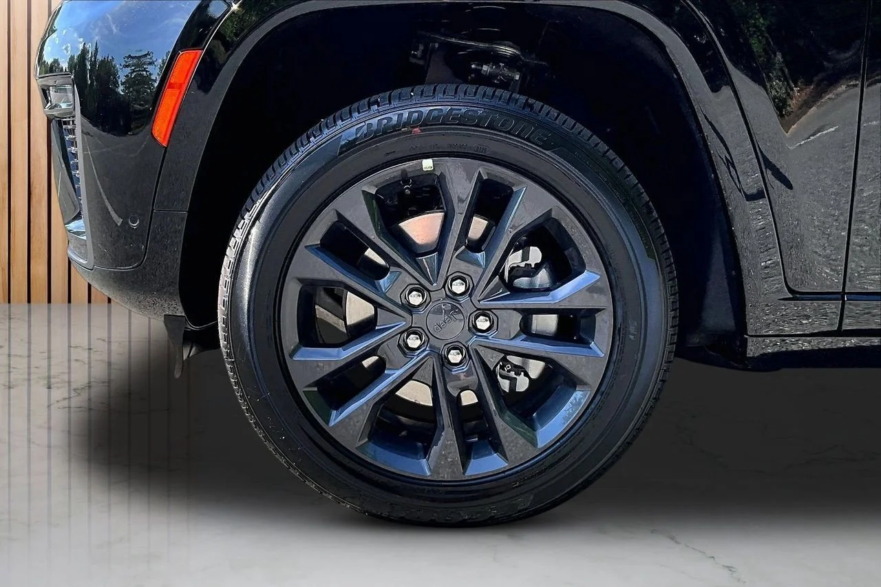 New 2026 Diamond Black Crystal Pearl-Coat Exterior Paint Jeep Limited image 33